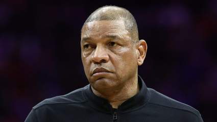 El exentrenador de los Sixers termina en la lista negra de la NBA.