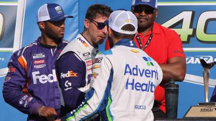 Denny Hamlin critica a Ross Chastain tras su enfrentamiento con Daniel Suárez en Las Vegas.