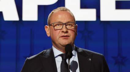 Los Maple Leafs extienden el contrato de su portero por tres años.