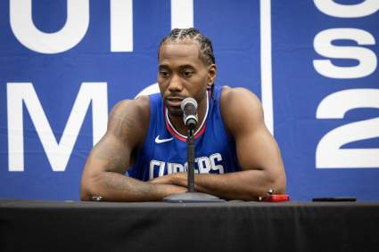 Los LA Clippers hacen un anuncio sobre Kawhi Leonard antes del partido contra los Mavericks.