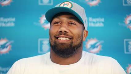 Ex selección de primera ronda de los Broncos firma contrato por $43.5 millones con contendiente de la AFC