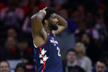 Los comentaristas de los Hornets critican duramente a Joel Embiid, a quien llaman "mercader de tiros libres".