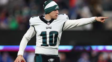 Los Eagles le pagan 14 millones de dólares a la estrella de equipos especiales que batió récords.