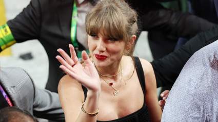 El anuncio de Taylor Swift de 2 mil millones de dólares causa revuelo en medio de noticias sobre su boda.