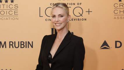 Charlize Theron, de 50 años, luce sus esculturales piernas con medias hasta el muslo — "¡Guau, guau!"