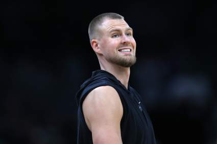 Los Golden State Warriors anuncian a Kristaps Porzingis antes del partido contra los Clippers