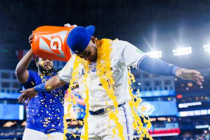 Los fanáticos de la MLB reaccionan a la polémica decisión de los Toronto Blue Jays sobre su plantilla.