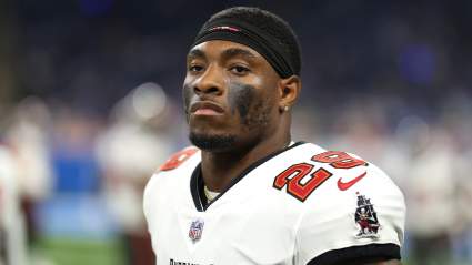 Los Buccaneers son criticados por perder a un agente libre "invaluable" en su defensa.