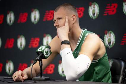 Los aficionados de la NBA reaccionan al anuncio de Kristaps Porzingis antes del partido Warriors-Thunder