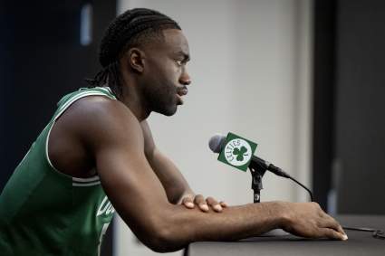 Los Boston Celtics anuncian la llegada de Jaylen Brown antes del partido contra los Hawks.