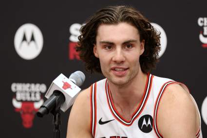 Los Chicago Bulls anuncian a Josh Giddey antes del partido contra los Suns