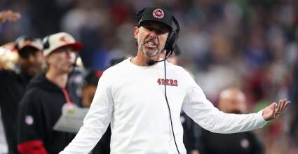 Kyle Shanahan, de los 49ers, comenta sobre la adaptación de los nuevos coordinadores defensivos.