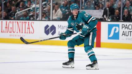 Canje de la NHL: Los Canucks hacen un trato por un joven defensor de 1.85 metros