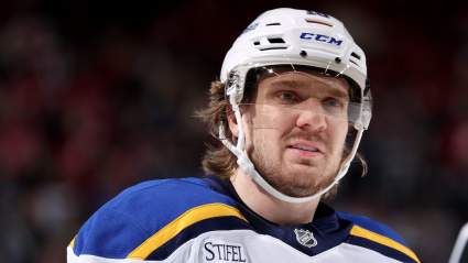 Los Red Wings adquieren un pívot estrella por 65 millones de dólares en un acuerdo de gran éxito.