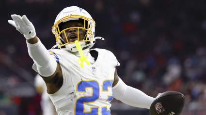 Los Chargers retienen al veterano safety con un contrato de un año.