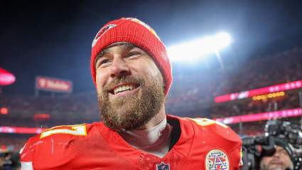 La estrella de los Chiefs, Travis Kelce, comparte una historia personal sobre sus inicios profesionales.