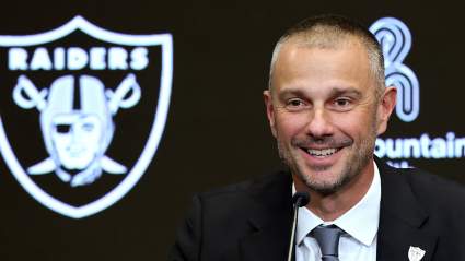 Los Raiders reciben la instación de fichar al polémico receptor estrella que aún es agente libre.