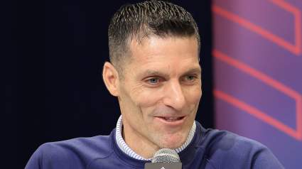 El gerente general de los Texans, Nick Caserio, recibe duras palabras del versátil jugador.