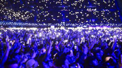 Tres legendarios grupos femeninos de los 90 se unen para una gira "loca" que tiene a los fans enloquecidos.