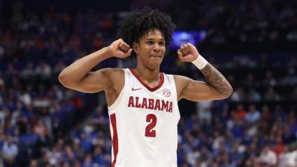 Aden Holloway, de Alabama, fue expulsado del campus tras su arresto.