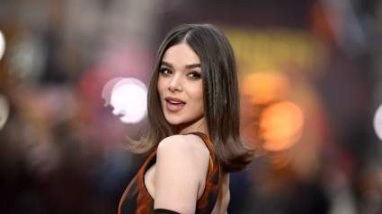 Hailee Steinfeld, esposa de Josh Allen, recibe un reconocimiento durante su embarazo.