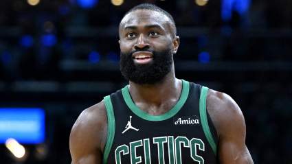 Jayson Tatum le muestra su cariño a Jaylen Brown tras hacer historia con los Celtics.