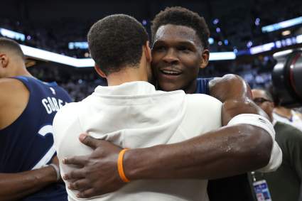 Los Timberwolves hacen el anuncio oficial de Anthony Edwards antes del partido contra los Mavericks.