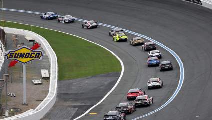 Por qué los pilotos de NASCAR se quedan fuera de los boxes en lugar de parar