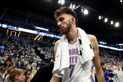 Los Oklahoma City Thunder anuncian la llegada de Chet Holmgren antes del partido contra los Bulls.
