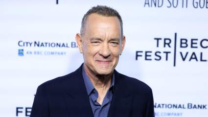 El hijo de Tom Hanks revela el giro del pasaporte que lo mantuvo en Colombia: "¿Están listos para la hora del cuento?"