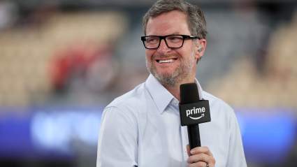 Dale Earnhardt Jr. reacciona a la jugada retro de Darlington que llamó la atención.