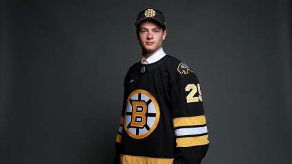 Los Bruins firman a James Hagens, selección de primera ronda del draft de 2025, para un contrato de prueba.