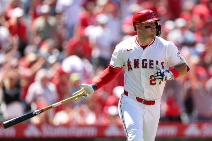 Mike Trout, de los Angelinos de Los Ángeles, llama la atención en el campamento de primavera.