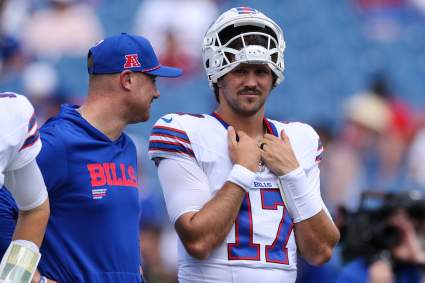 El entrenador en jefe de los Bills, Joe Brady, revela detalles impactantes sobre la lesión del mariscal de campo Josh Allen.