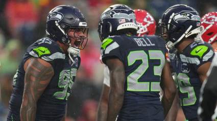 Los Seahawks recuperan al veterano defensor meses después de haber cortado lazos con él.