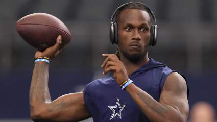 Brian Schottenheimer, de los Cowboys, le da malas noticias a Joe Milton.
