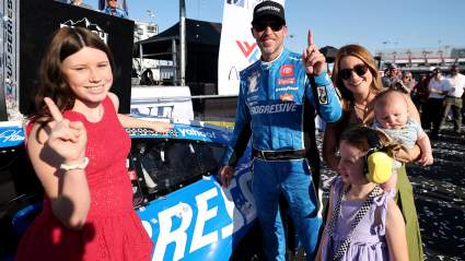 NASCAR Cup Series: Denny Hamlin domina desde el principio y gana la primera etapa en Martinsville Speedway.