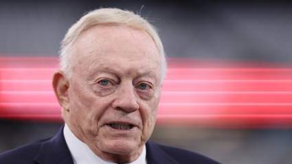Jerry Jones, de los Cowboys, admite que hay interés en intercambiar jugadores por apoyadores.