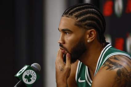 Los Boston Celtics anuncian la incorporación de Jayson Tatum antes del partido contra los Hornets.