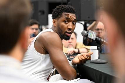 Los Cleveland Cavaliers anuncian a Donovan Mitchell antes del partido contra los Pistons