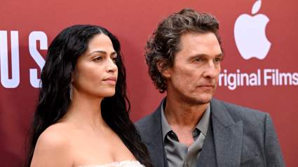 La esposa y la hija de Matthew McConaughey lucen atuendos a juego durante una rara aparición juntas: "¡Guau, se parecen muchísimo!"