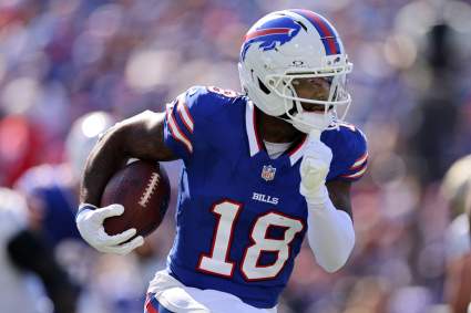 Los Eagles fichan a un receptor abierto de 2274 yardas con un contrato de un año.
