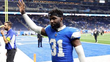 El safety de los Lions, Kerby Joseph, entusiasma al público en el partido de baloncesto de Michigan