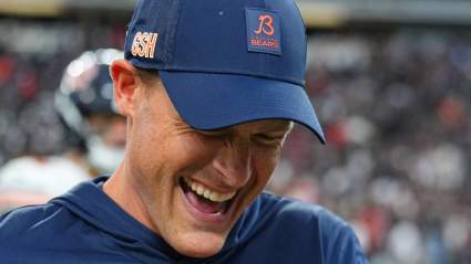 Ben Johnson, entrenador de los Chicago Bears, se vuelve viral por un divertido momento fuera del campo.