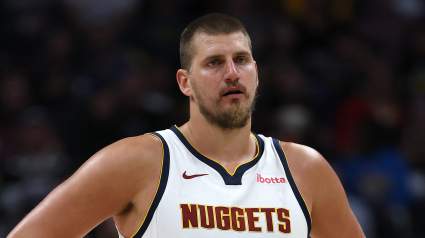 Nikola Jokic de los Nuggets supera a una leyenda de los Lakers en la lista histórica de la NBA.