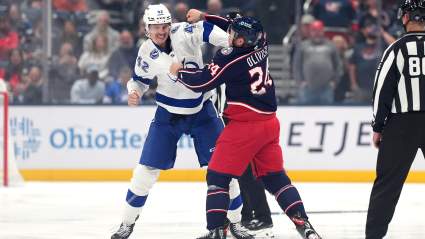 Los Canucks fichan a un jugador duro de 2.05 metros en la fecha límite de traspasos