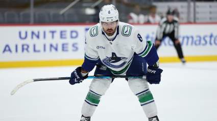 Los Blue Jackets adquieren a Conor Garland en un intercambio con los Canucks por dos selecciones del Draft.