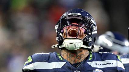 Una estrella de los Seahawks se casa con el trofeo Lombardi en un vídeo de boda de lo más extravagante.