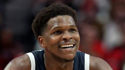 Los Minnesota Timberwolves anuncian la incorporación de Anthony Edwards antes del partido contra los Rockets.