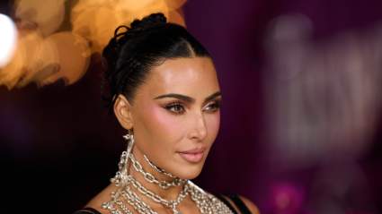 Kim Kardashian subasta su vestuario de 'All's Fair' para apoyar a las mujeres que buscan protección legal.
